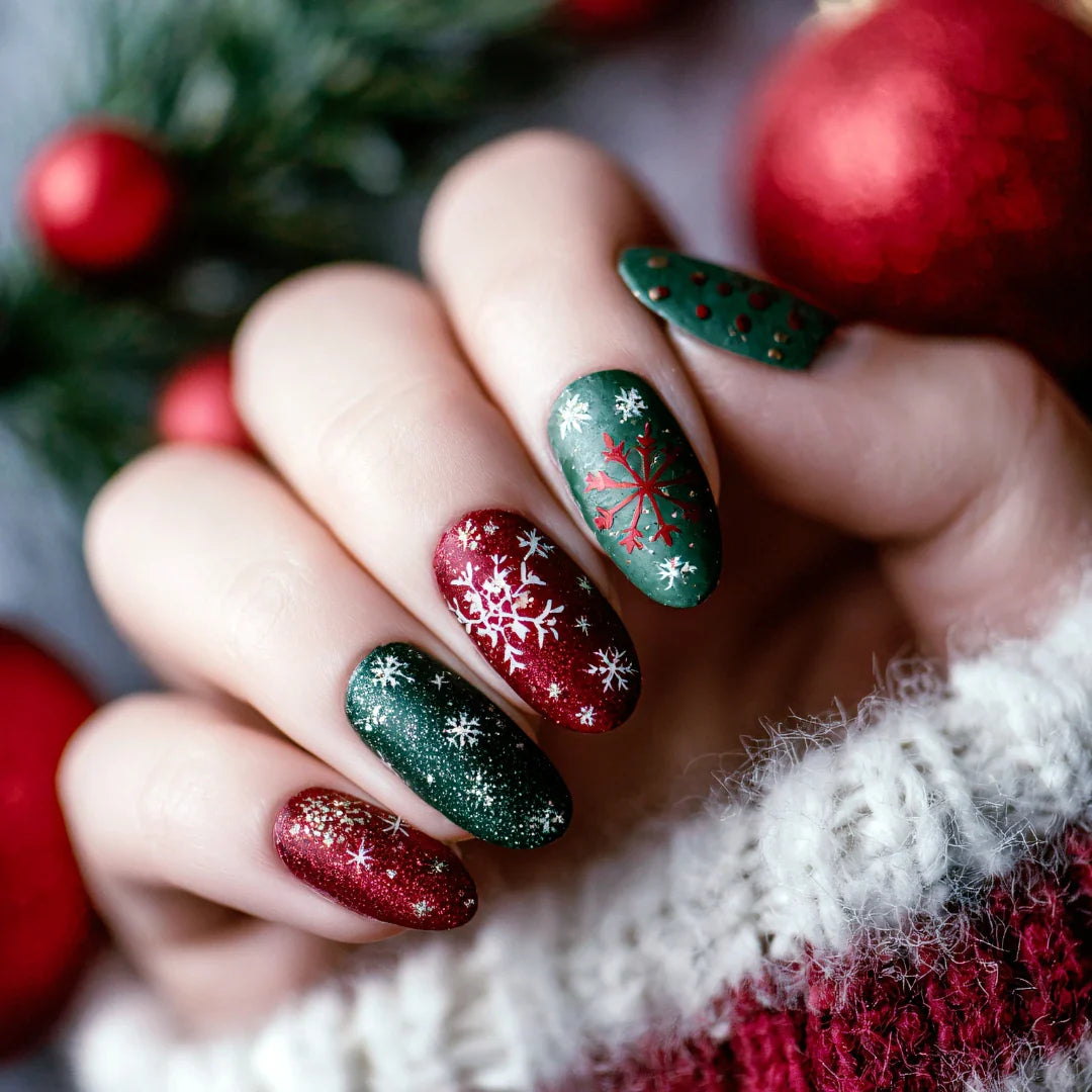 🎄 7 Ideas de Diseño para Uñas Acrílicas en Navidad 2025 (Fáciles y Elegantes)